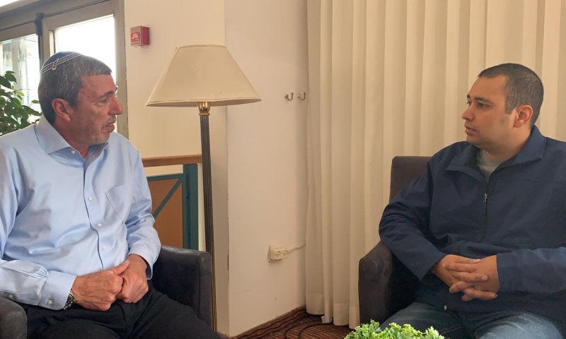 "מחזק את ידיך" שר החינוך נפגש עם המורה שהותקף