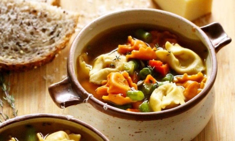 בריח של סתיו: מתכון למרק טורטליני וירקות