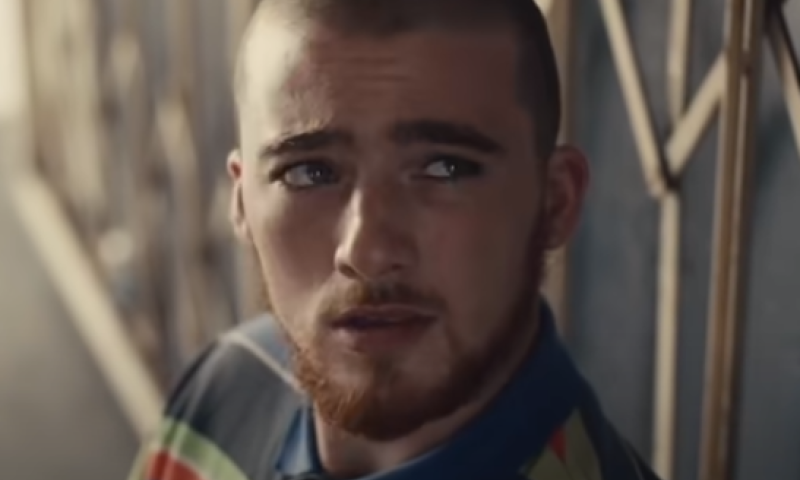 ימים לאחר מות אביו: השחקן אנגוס קלאוד מת בגיל 25