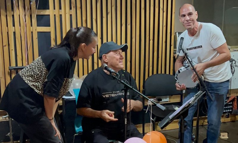 צפו: שלומי שבת מופתע בחדר החזרות