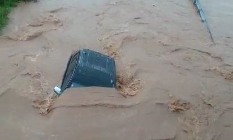 תיעוד: חילוץ הנוסעים שנלכדו בג'יפ בנחל חילזון