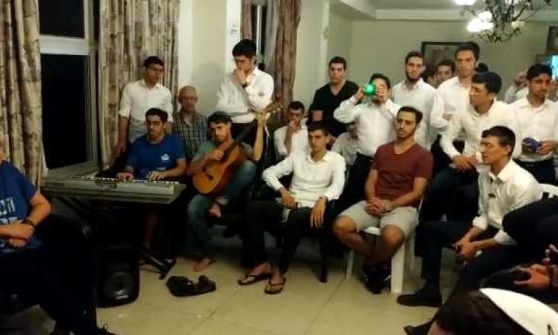 צפו: תלמידי 'שבי חברון' מרימים את מלונית הקורונה