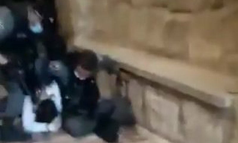 צפו: הגניב שופר להר הבית בתחפושת מוסלמי ונעצר באלימות