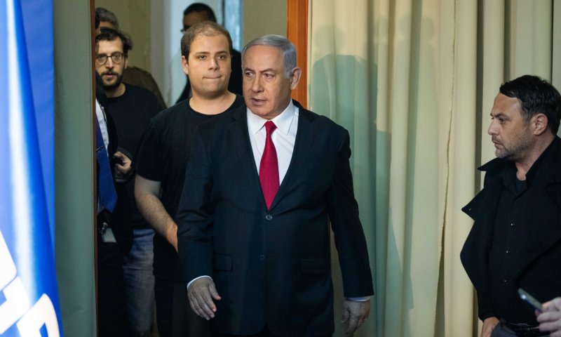 ביהמ"ש קבע: חיפוש יתקיים רק אצל אחד מיועצי נתניהו