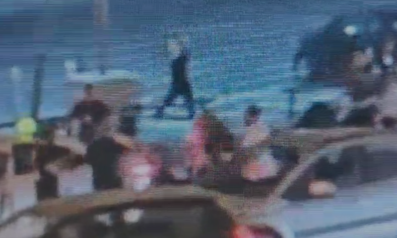 אישום: היכה רוכב קטנוע באמצעות קסדה וחנק אותו