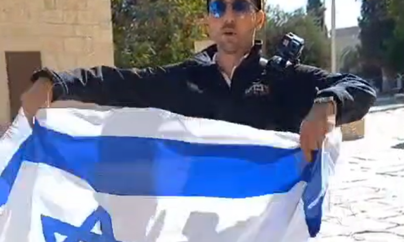 צפו: הניף דגל ישראל בהר הבית לציון ה-7.10 &ndash; והורחק