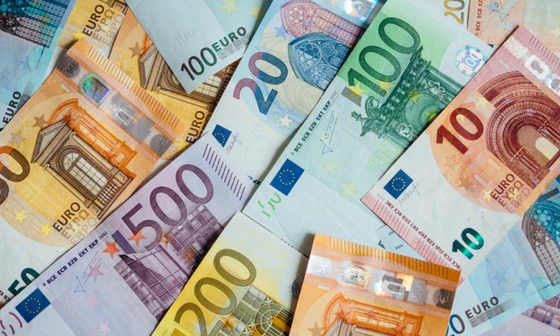 רגע לפני החופשות בחו"ל: הדולר והיורו נחלשים