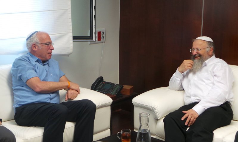 אריאל: תומך ברב שמואל אליהו; מגנה את מסע הדה לגיטימציה נגדו