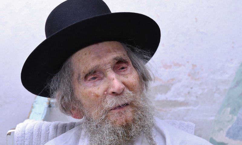 בשל מצוקה נשימתית: הרב שטיינמן פונה לבית החולים