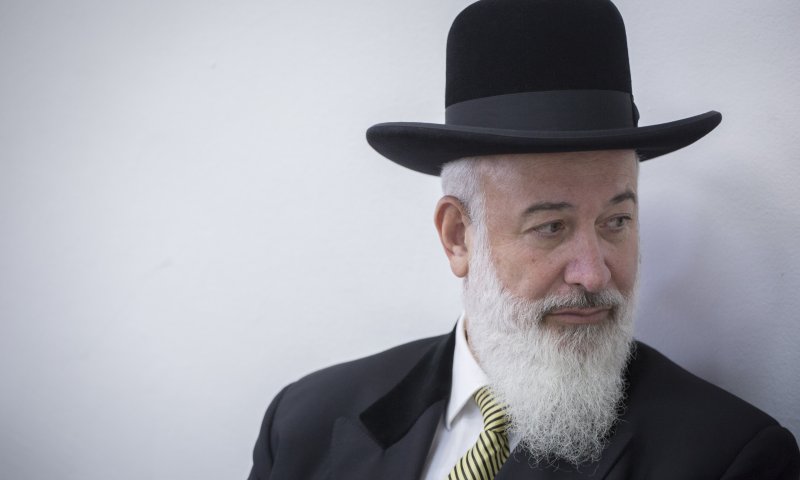 הרב הראשי לשעבר יונה מצגר נחקר ושוחרר בערבות