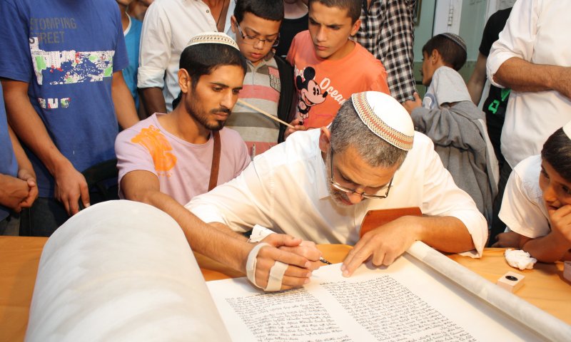 הפצוע מ'צוק איתן' כובד בכתיבת אות בספר התורה