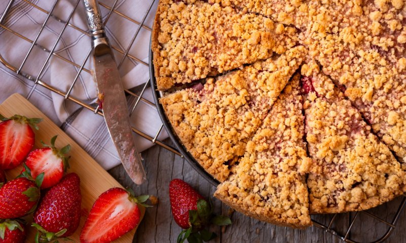 למביני עניין: מתכון לקראמבל תותים ואגוזים