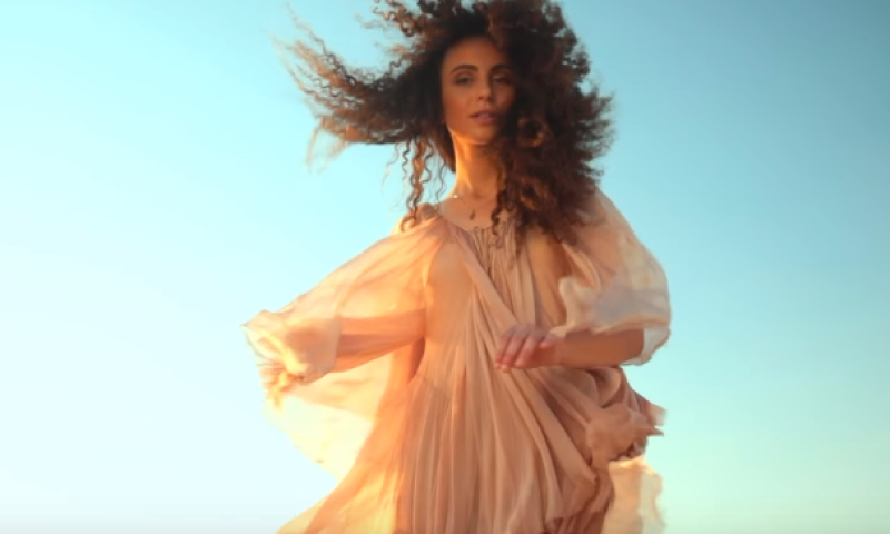 בוכה דמעות שקופות: יובל דיין משיקה קליפ חדש&bull; צפו