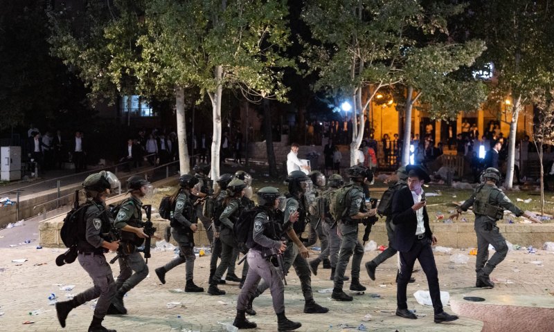 נסיון לינץ': חרדים פוצצו את חלונות רכבו של ח"כ יואב בן צור