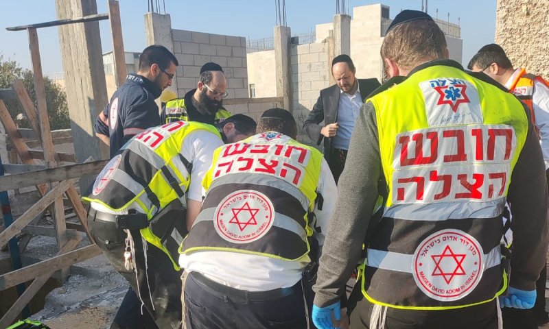 פועל נהרג מפגיעת חפץ כבד באתר בנייה בבני ברק