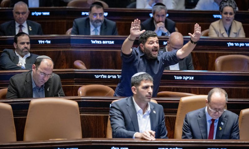 אלמוג כהן: "נתניהו היה אמור להכנס להצבעה בכיסא גלגלים"