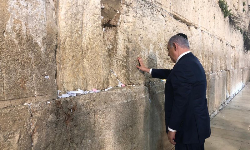 ערב לפני פתיחת הקלפיות רה"מ מבקר בכותל