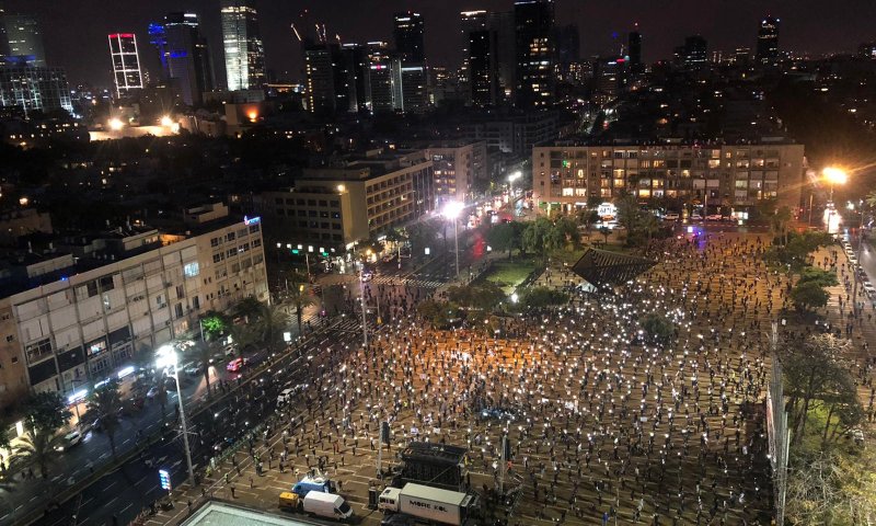 אלפי מפגינים בכיכר רבין במחאת "הדגלים השחורים"