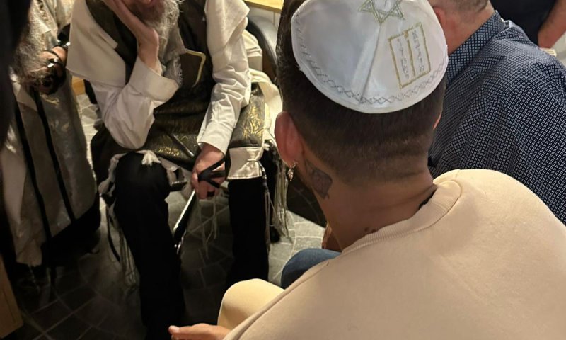 מתקרב לדת? הזמר נצפה בביתו של המקובל מטבריה