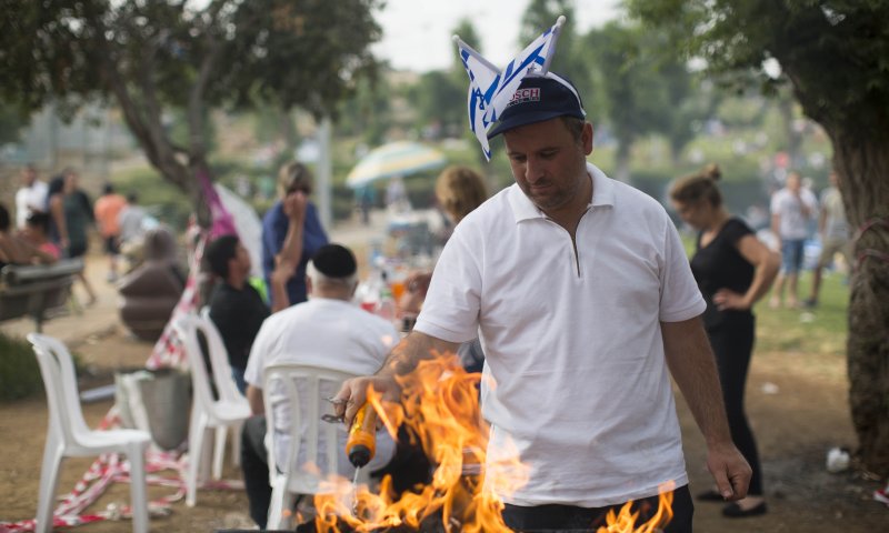 טיפ: ככה מדליקים מנגל בגפרור אחד בלבד