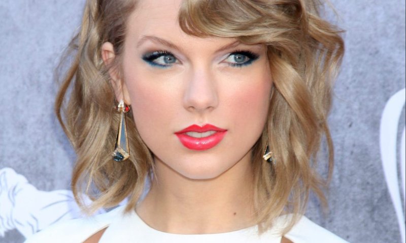 אביה של טיילור סוויפט נחקר בגין תקיפה של צלם