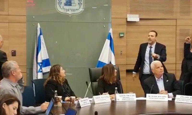 "איומים וקללות": ראש העיר טבריה הגיע לכנסת וסולק מהועדה