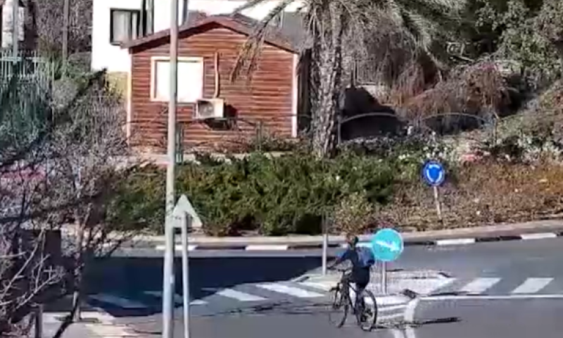 פלסטיני התחפש למדריך בבנ"ע ופרץ לבתים. צפו בתיעוד