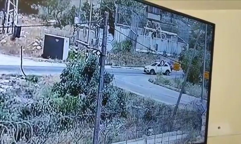 תיעוד הפיגוע בחרמש: רכב המחבלים נעצר, יורה ונמלט