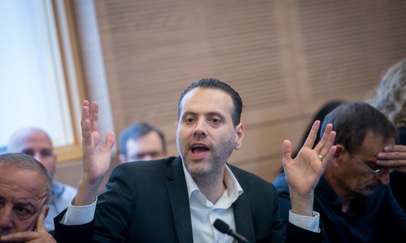 הח"כ תוקף את בנט: "ביד ימין מלטף, ביד שמאל סוטר"