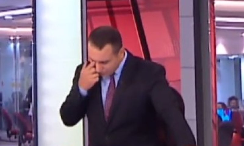 ירון אברהם נשנק מבכי בשידור 'קשה לי'. צפו