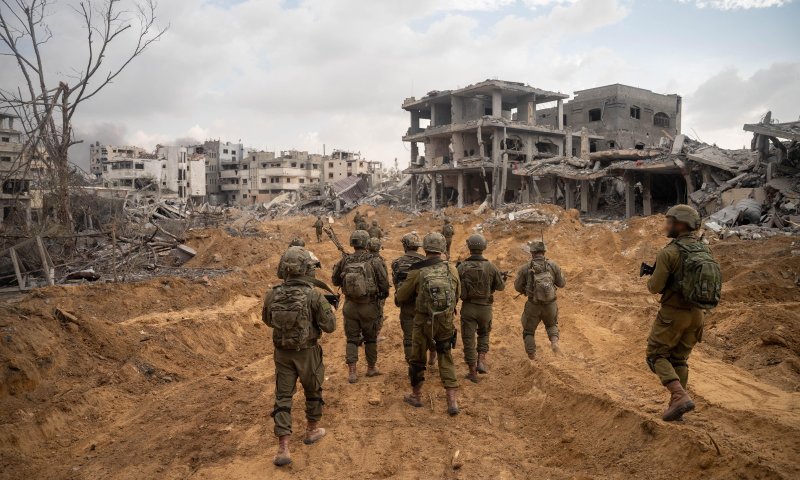 צפו: מחבל ניסה להצמיד מטען לטנק וחוסל