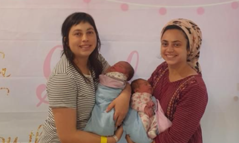 שתי האחיות ילדו יחד; הבעלים הוזעקו מהלחימה