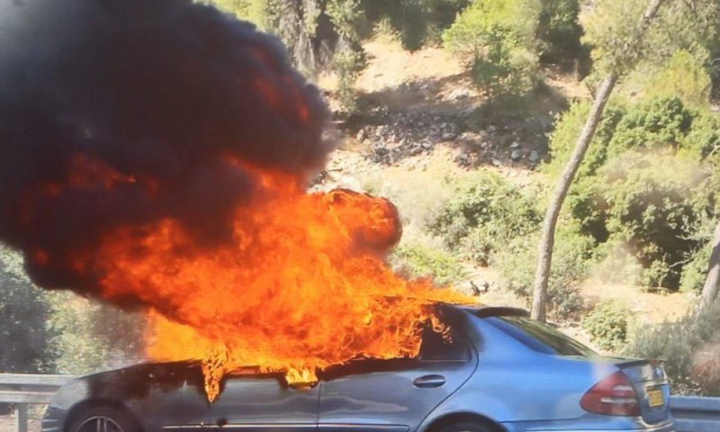 רכב בוער באש בכביש 1: שיבושי תנועה קשים