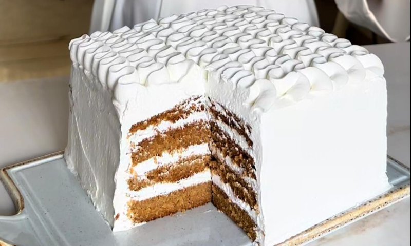 הקינוח שיכבוש את שולחן החג: עוגת דבש עם קרם חלומי