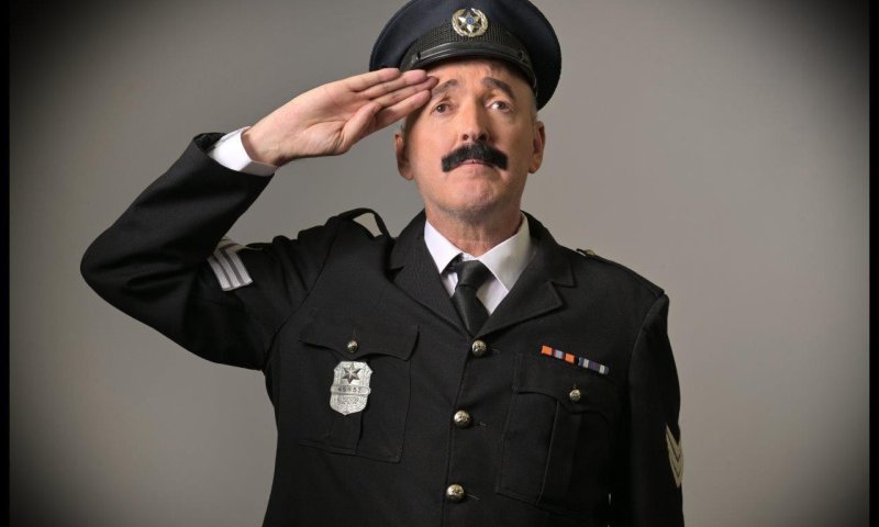 בנעליו של שייקה אופיר: עיבוד מסקרן לסרט "השוטר אזולאי"