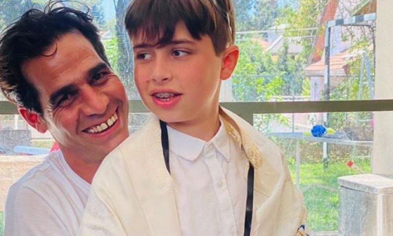 בנו של אביב גפן חגג בר מצווה; ומי עזר עם התפילין?