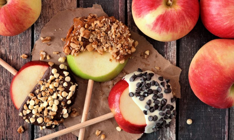 הנשנוש המושלם: תפוח בשוקולד על מקל