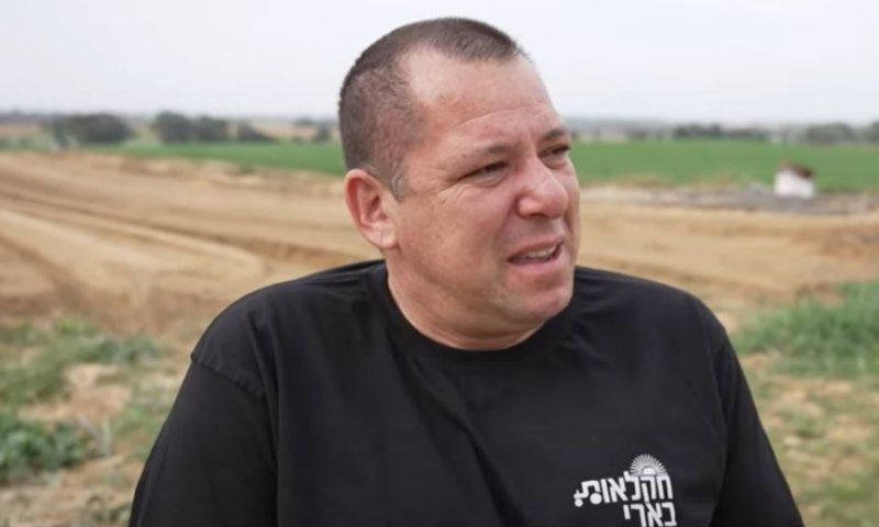 החקלאי מבארי שאיבד רגל וחזר לזרוע בשדות. צפו