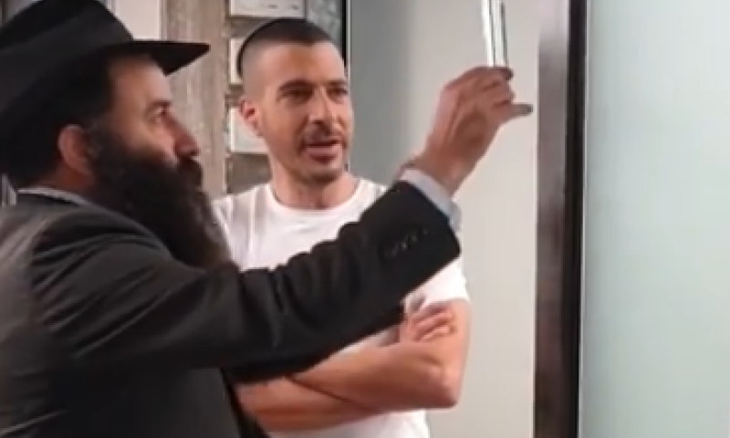 שרון גל קבע מזוזה באולפן "שנזכה למספרים טובים"