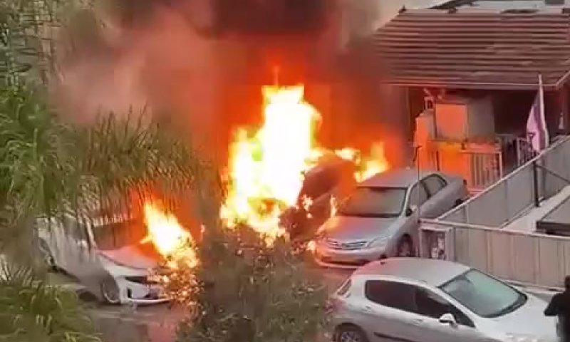 תיעוד דרמטי: הנהג איבד הכרה &ndash; וחולץ מהרכב הבוער