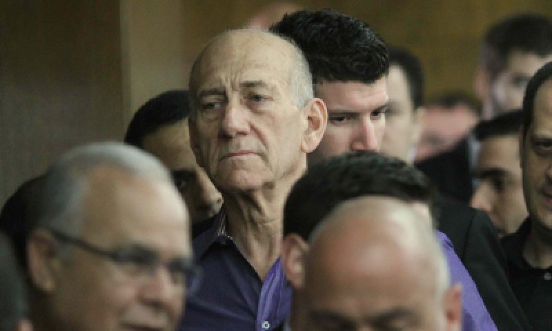 אולמרט נחקר כעת במשטרה: שולה זקן הקליטה אותו 4 שנים