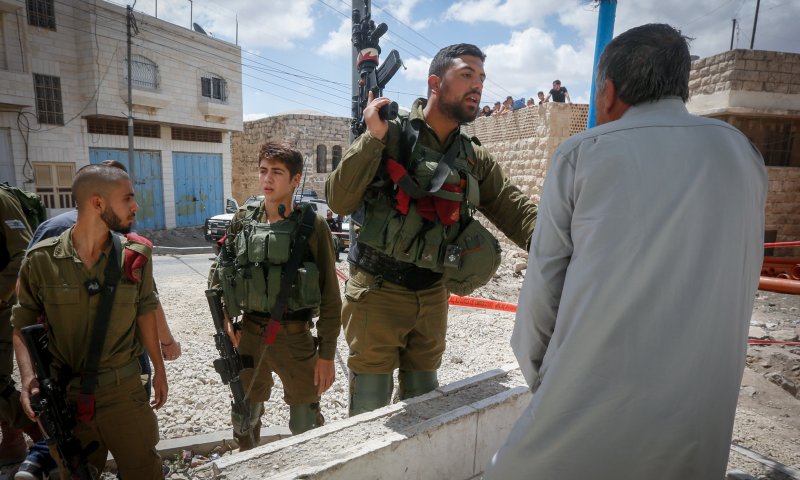 קצין נשלח לכלא כי שבר מצלמה לפעיל שמאל