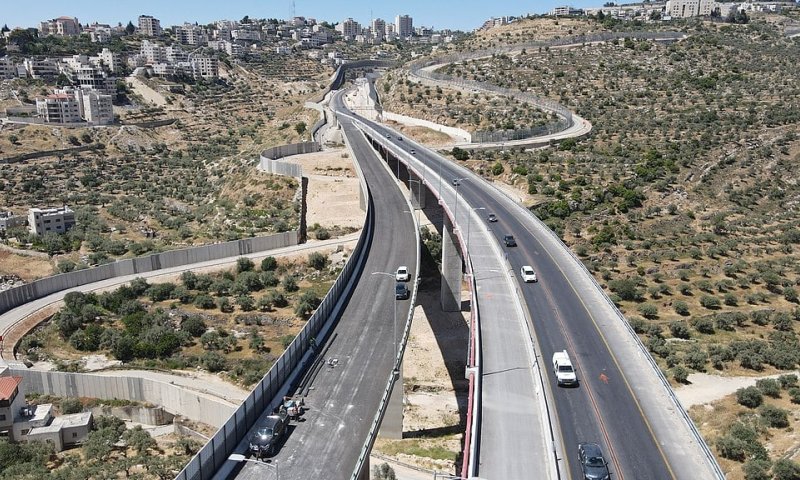 בגלל תאונה בין טרקטור למשאית: כביש המנהרות נחסם לתנועה