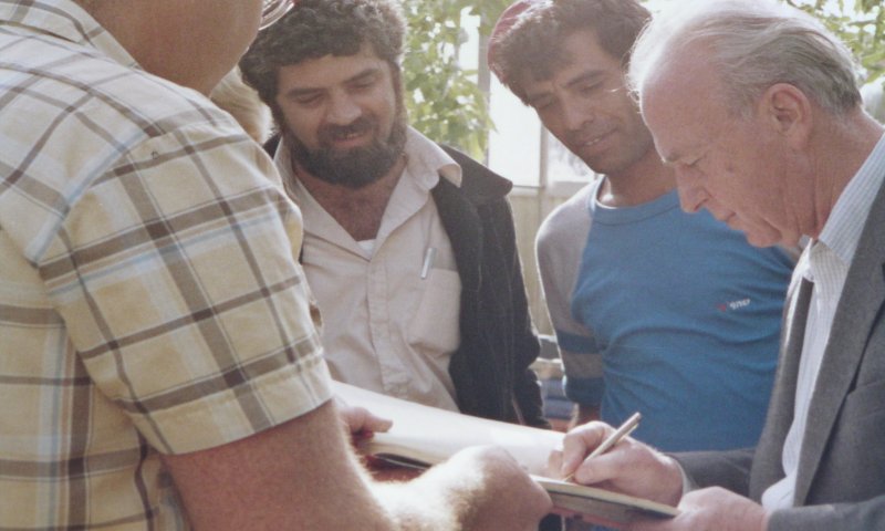 ‫תיעוד נדיר. רבין בגוש קטיף: "הצלחתכם &ndash; הצלחת כולנו"‬