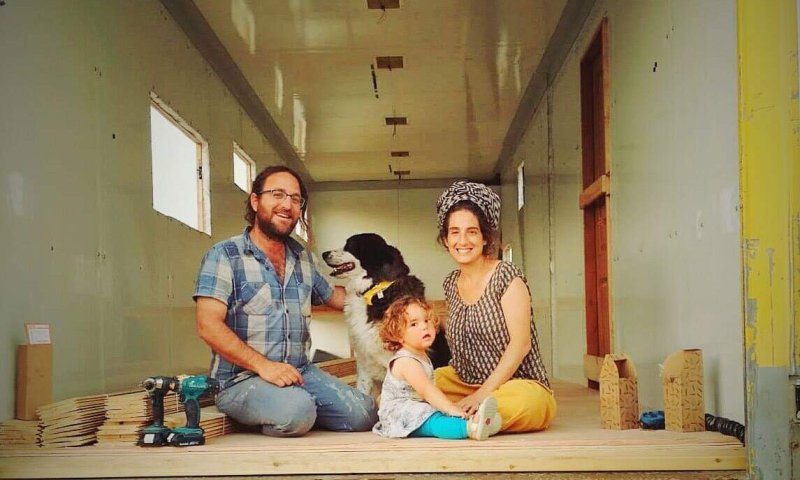 עף להם הסכך: הזוג שבחר לגור על גלגלים | פרויקט חג