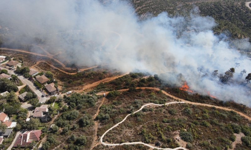 מחבלים יידו בקבוק תבערה אל היישוב נווה צוף: שריפה פרצה במקום