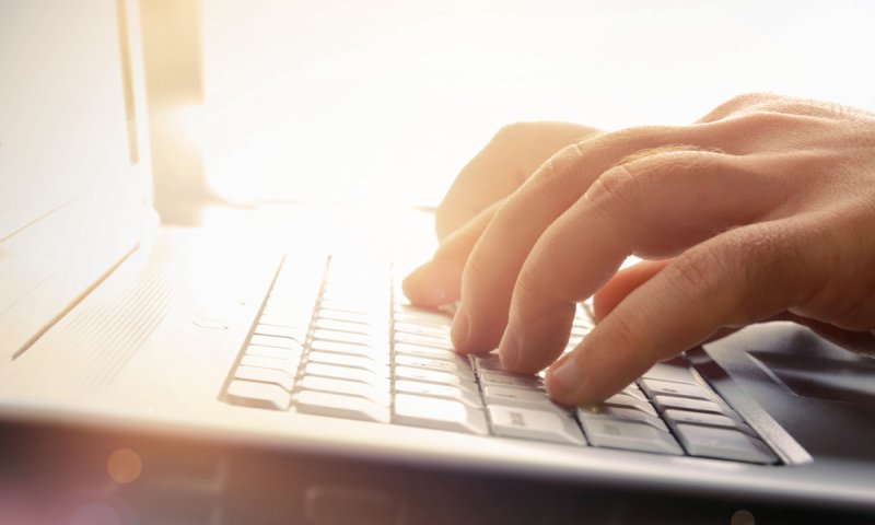 איך להאריך את חיי הסוללה בלפטופ שלכם