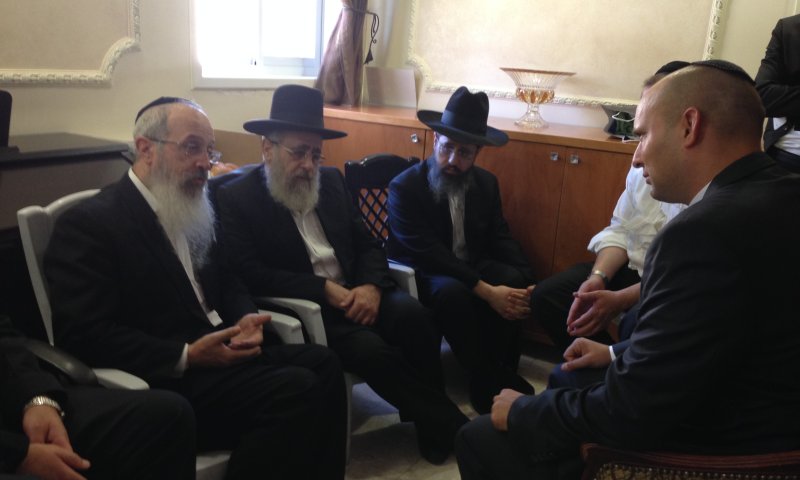 בנט הגיע לנחם את בניו של הרב עובדיה יוסף "פטירתו איחדה את העם היהודי כולו"