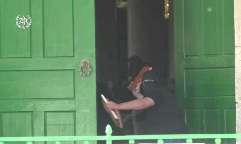 בלי סיבה: ערבים מתפרעים בהר הבית; צפו