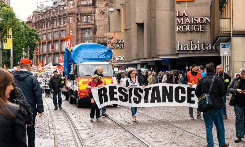 בעקבות המחאות: צרפת מקפיאה את העלאת המיסים